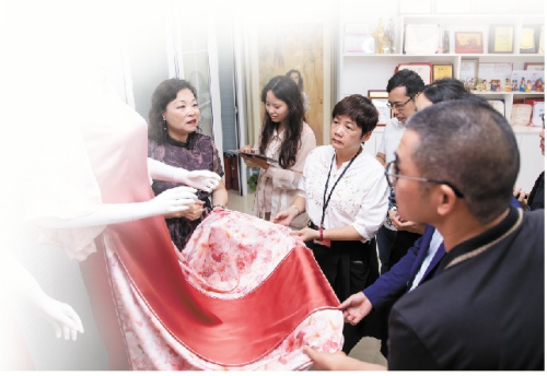 “发现广州新质生产力”一线调研“布匹市场”来了找布机器人(图8)