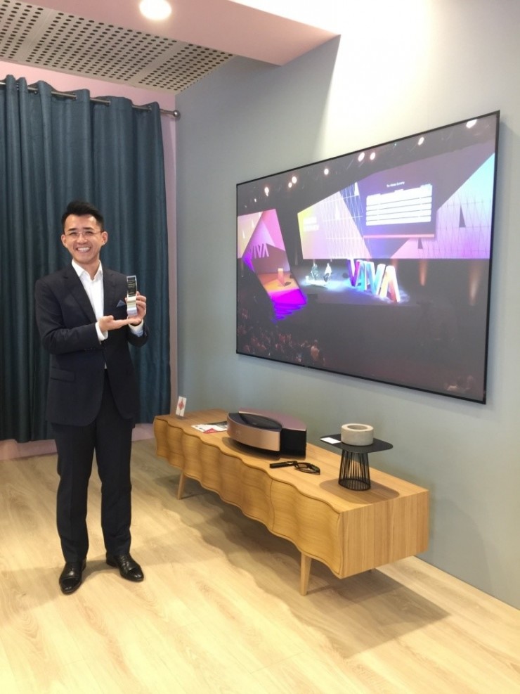 kaiyun网站：再出国门坚果激光电视亮相法国巴黎时尚家居设