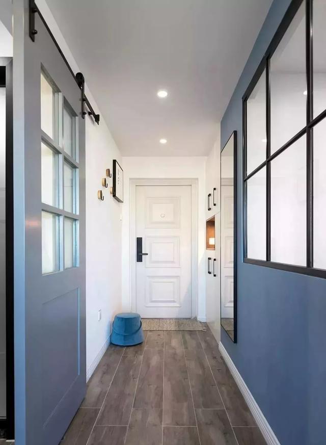 以蓝色作为主色调打造简约又优雅的67平小户型二居室(图2)