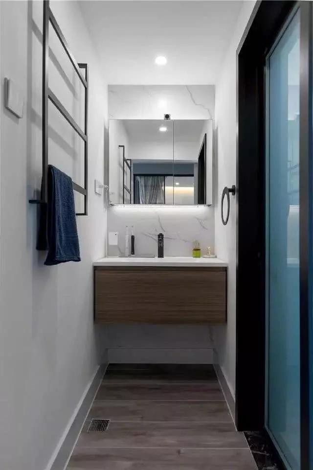 以蓝色作为主色调打造简约又优雅的67平小户型二居室(图10)