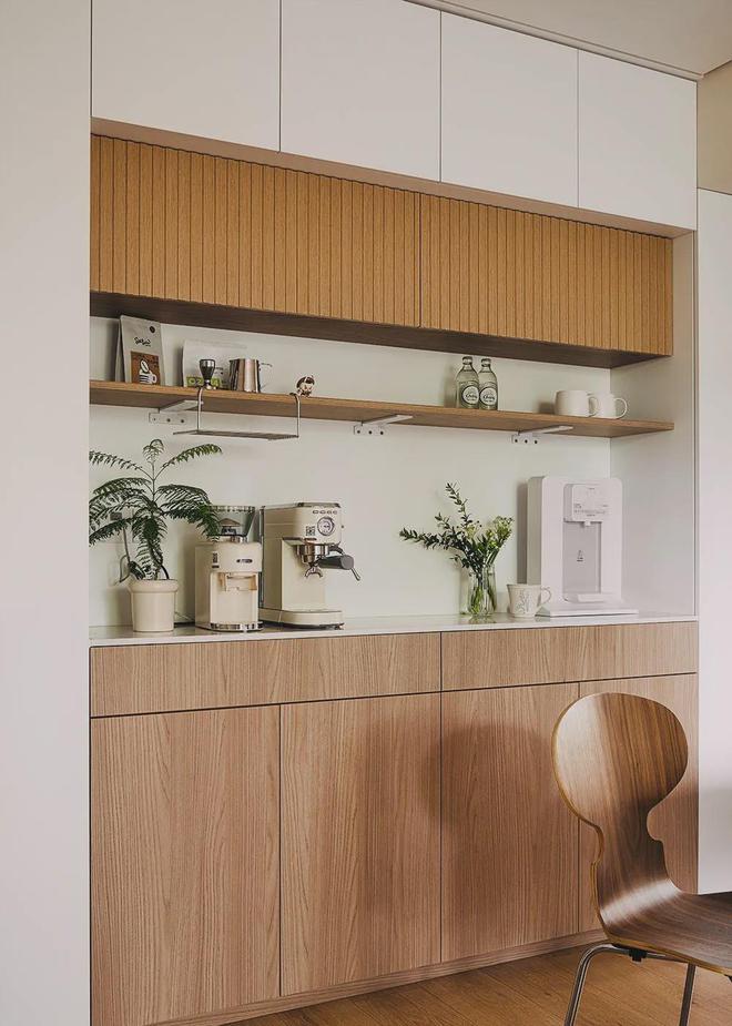 年轻人56平温馨原木调小家让人多巴胺上升的轻中古小家顺利落成(图3)