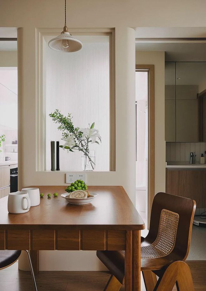 年轻人56平温馨原木调小家让人多巴胺上升的轻中古小家顺利落成(图4)