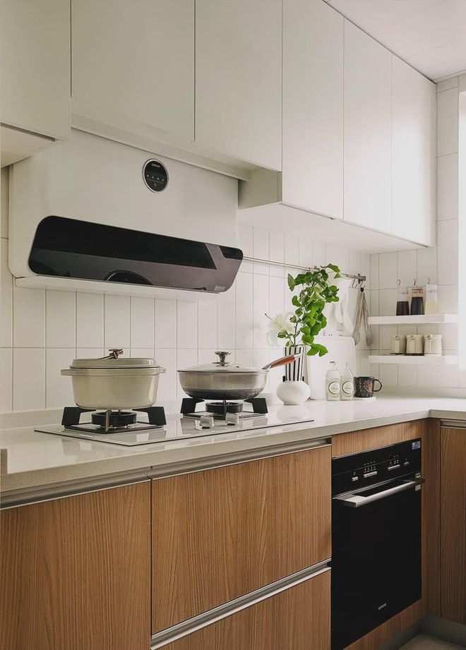 年轻人56平温馨原木调小家让人多巴胺上升的轻中古小家顺利落成(图11)