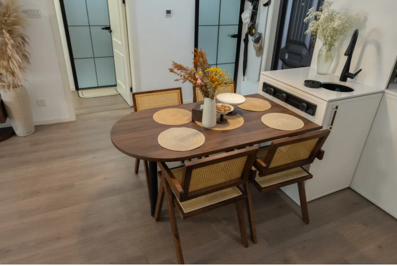 kaiyun网站：不愧是中古风松弛感赢麻了——兔宝宝全屋定制实拍(图2)