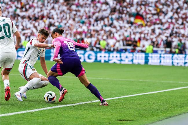 亲历欧洲杯丨除了看球海信中央空调欧洲杯设计师助威团还关注了哪些事？(图2)