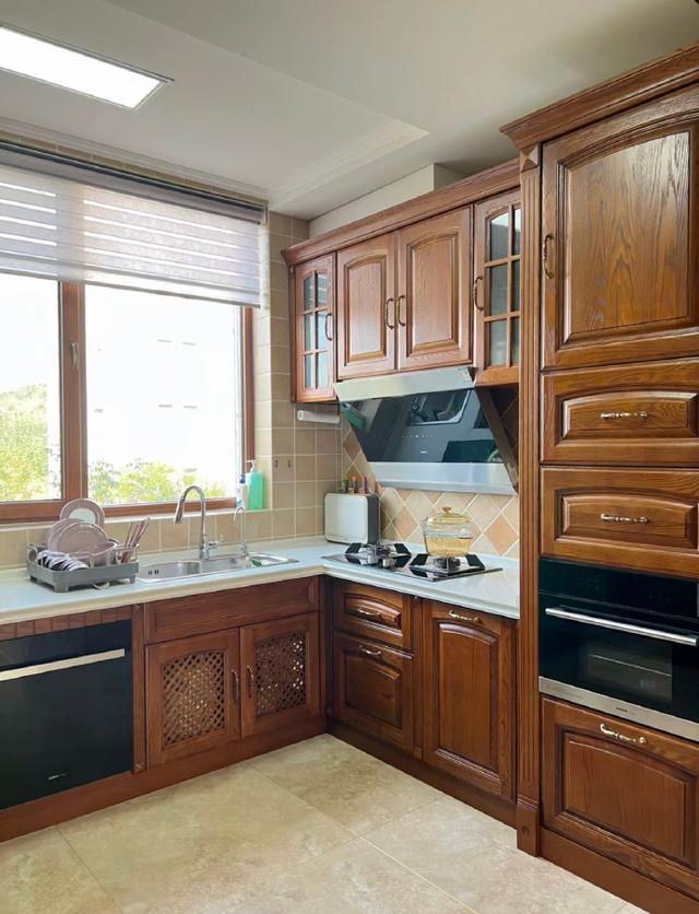 发现一户人家的家火了！装修那叫一个高级尤其卧室衣柜太豪气(图6)