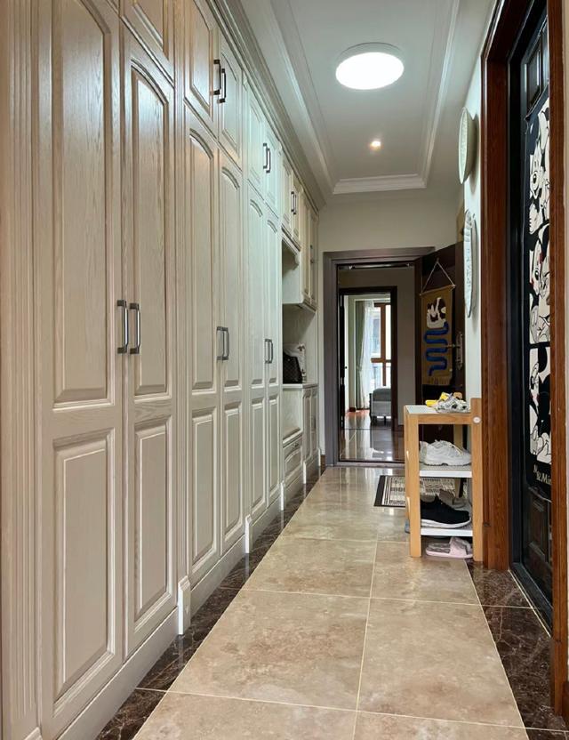 发现一户人家的家火了！装修那叫一个高级尤其卧室衣柜太豪气(图11)