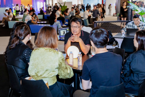 kaiyun网站：2024设计上海立达信一灯一世界：其光融融温暖人心(图8)