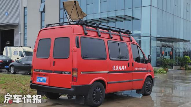 太香了！工厂老板花8千元买的二手全顺变身露营床车给我看呆了(图3)