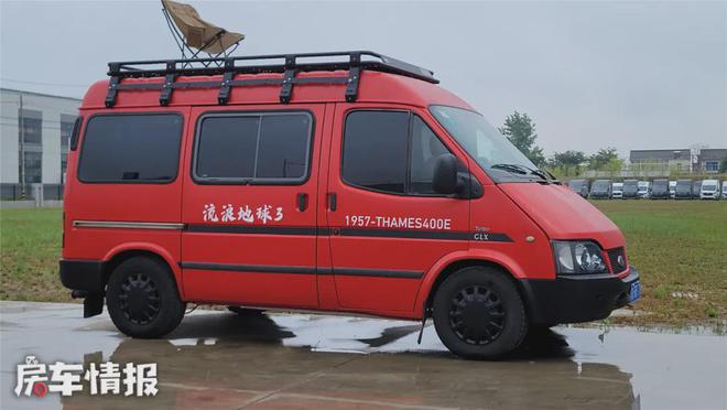 太香了！工厂老板花8千元买的二手全顺变身露营床车给我看呆了(图2)