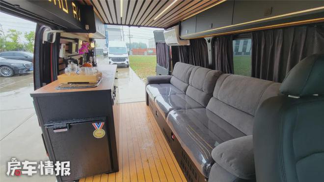 太香了！工厂老板花8千元买的二手全顺变身露营床车给我看呆了(图6)
