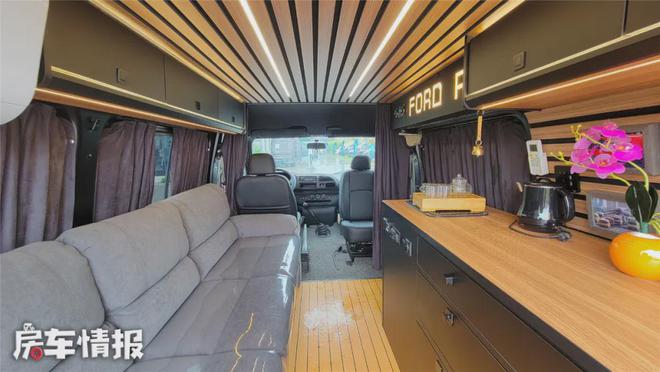 太香了！工厂老板花8千元买的二手全顺变身露营床车给我看呆了(图5)