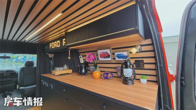 太香了！工厂老板花8千元买的二手全顺变身露营床车给我看呆了(图7)