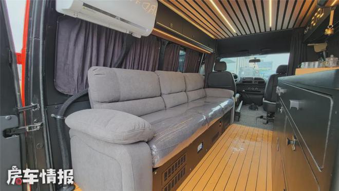 太香了！工厂老板花8千元买的二手全顺变身露营床车给我看呆了(图9)