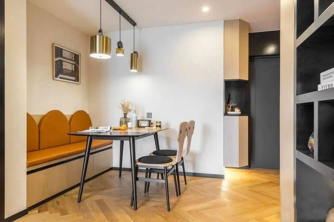 kaiyun网站：89平米带鸡肋不规则阳台她家这样改造效果非常好！(图4)