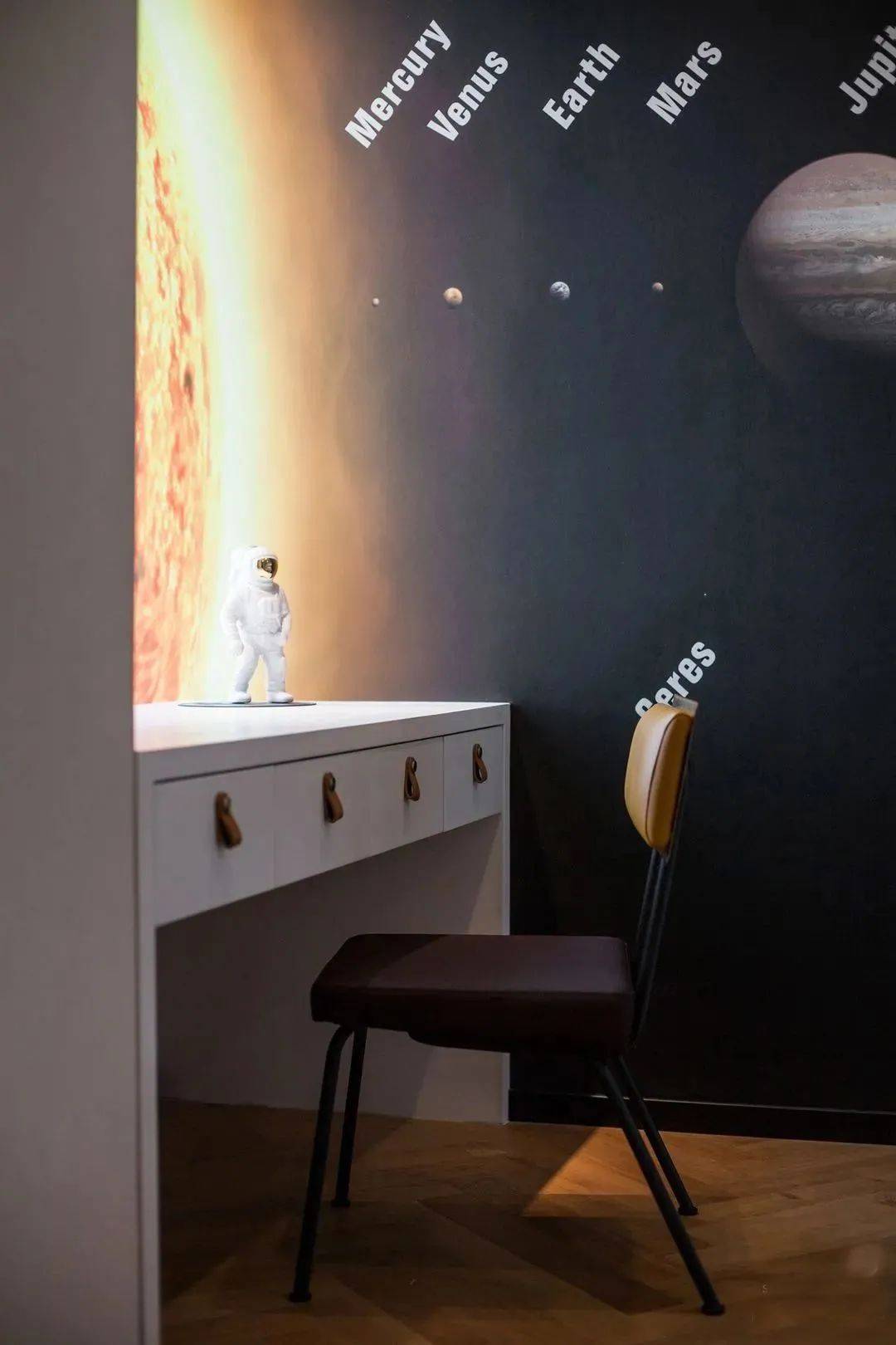 kaiyun网站：89平米带鸡肋不规则阳台她家这样改造效果非常好！(图18)