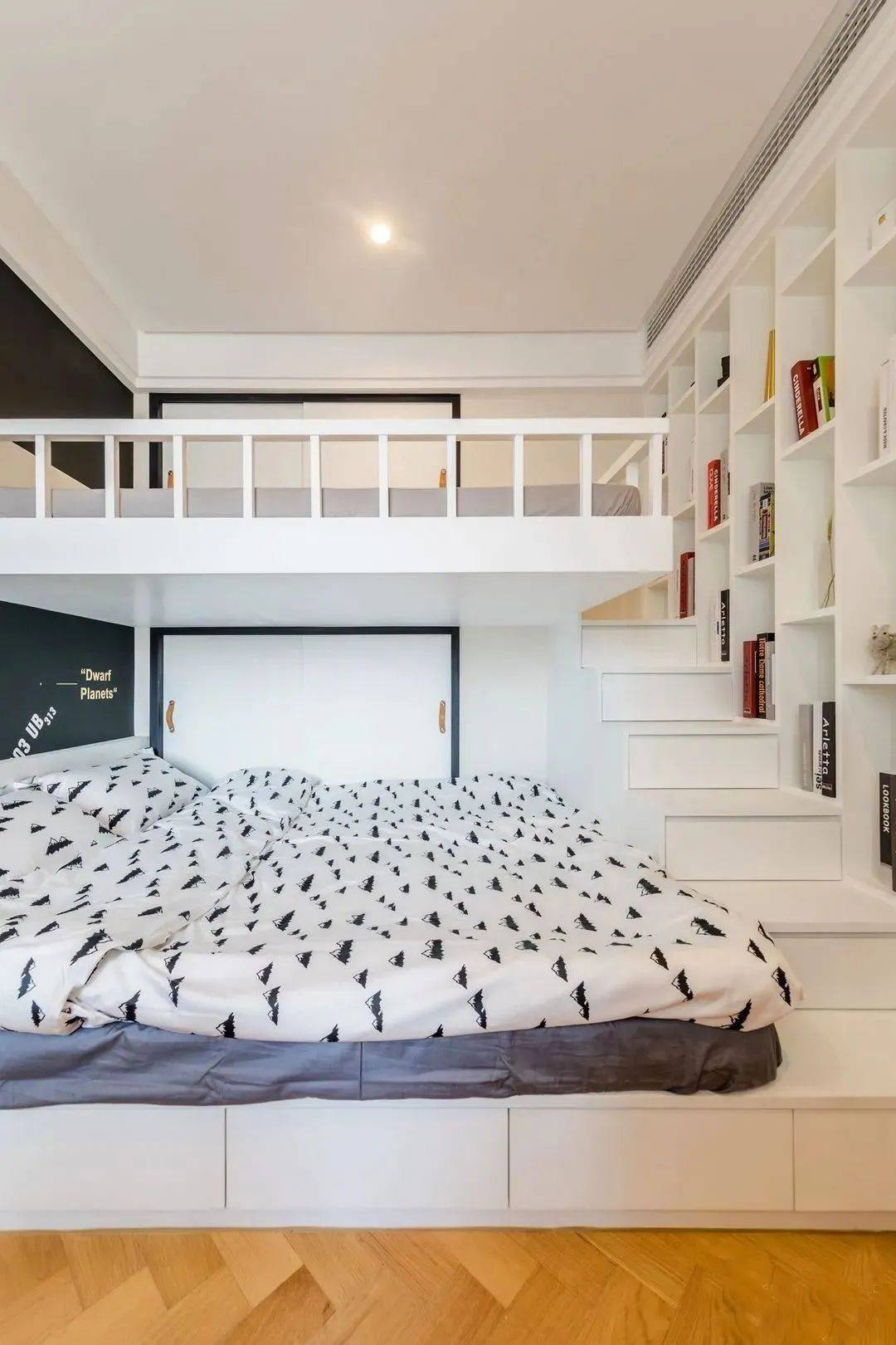 kaiyun网站：89平米带鸡肋不规则阳台她家这样改造效果非常好！(图19)