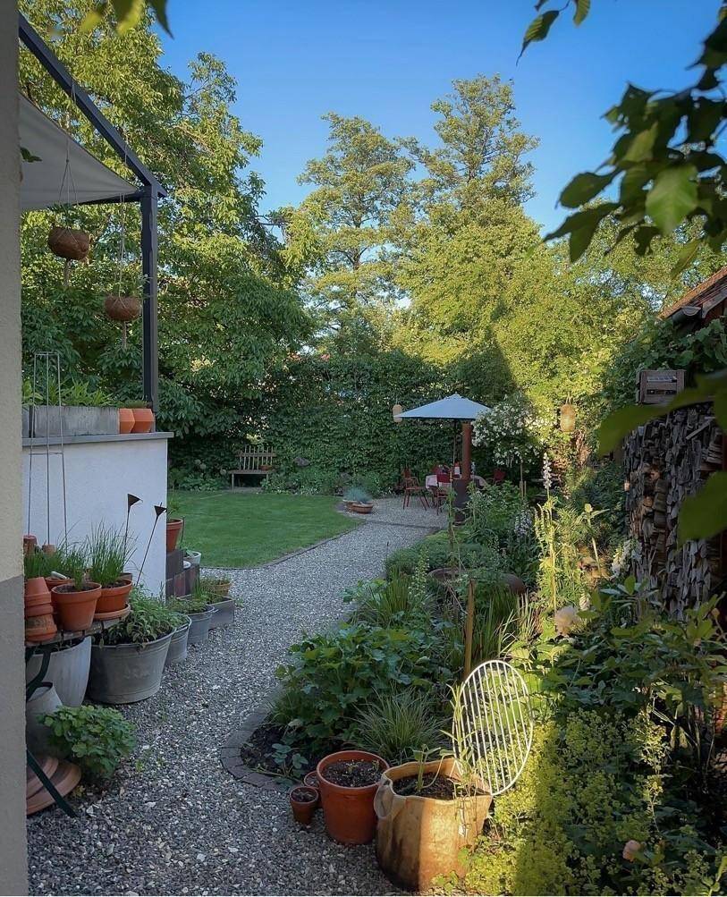 kaiyun网站：女服装设计师的家与缤纷纺织品和绿植相伴的时间美妙且柔软(图3)