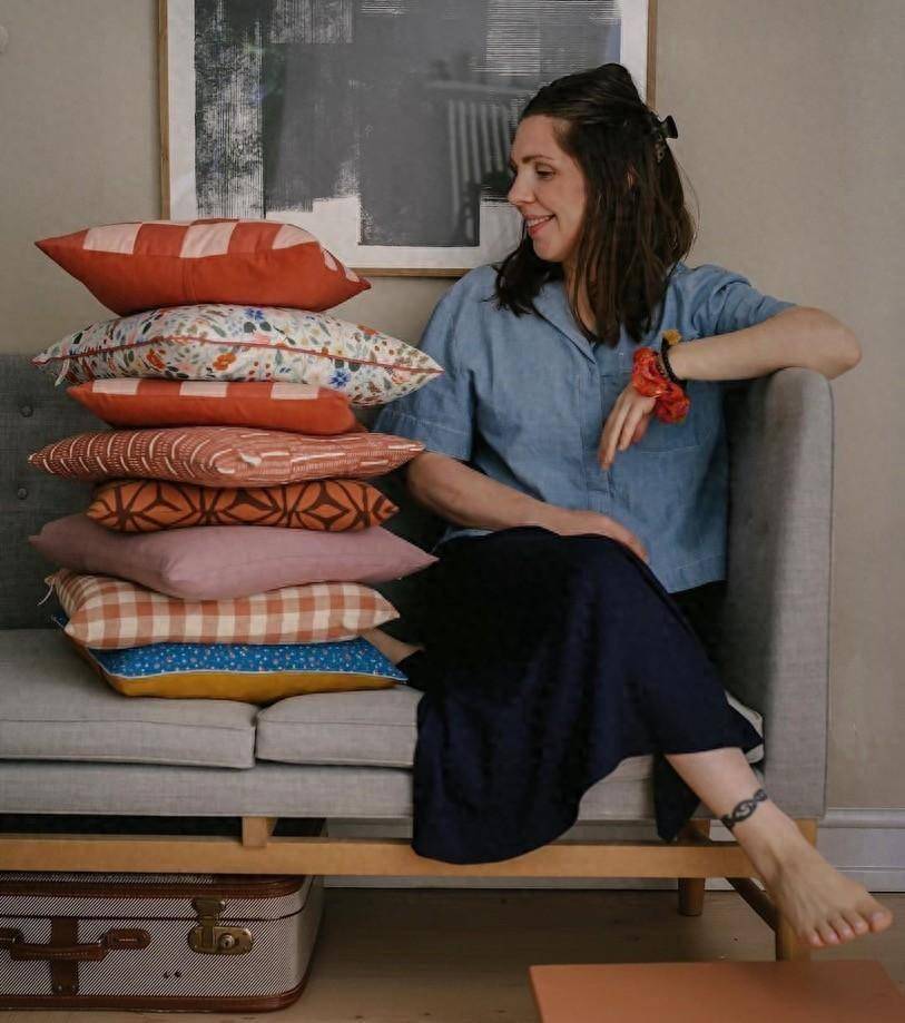 kaiyun网站：女服装设计师的家与缤纷纺织品和绿植相伴的时