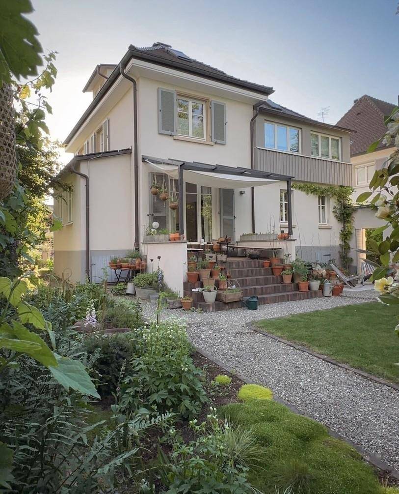 kaiyun网站：女服装设计师的家与缤纷纺织品和绿植相伴的时间美妙且柔软(图2)