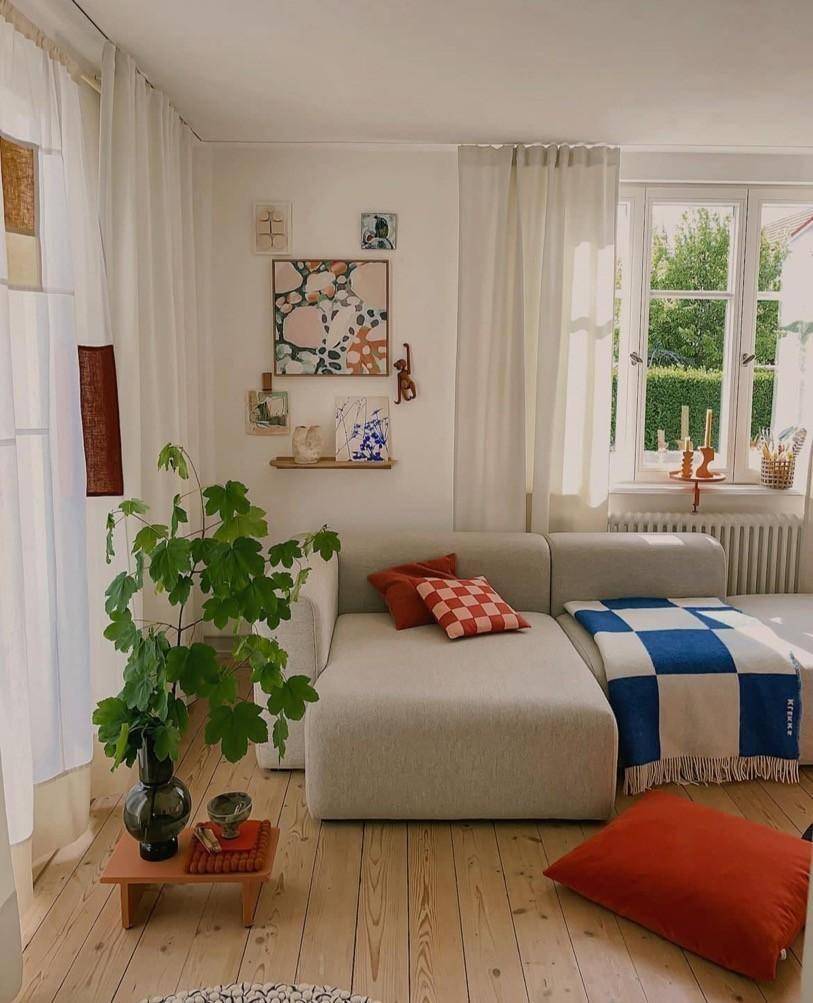 kaiyun网站：女服装设计师的家与缤纷纺织品和绿植相伴的时间美妙且柔软(图6)