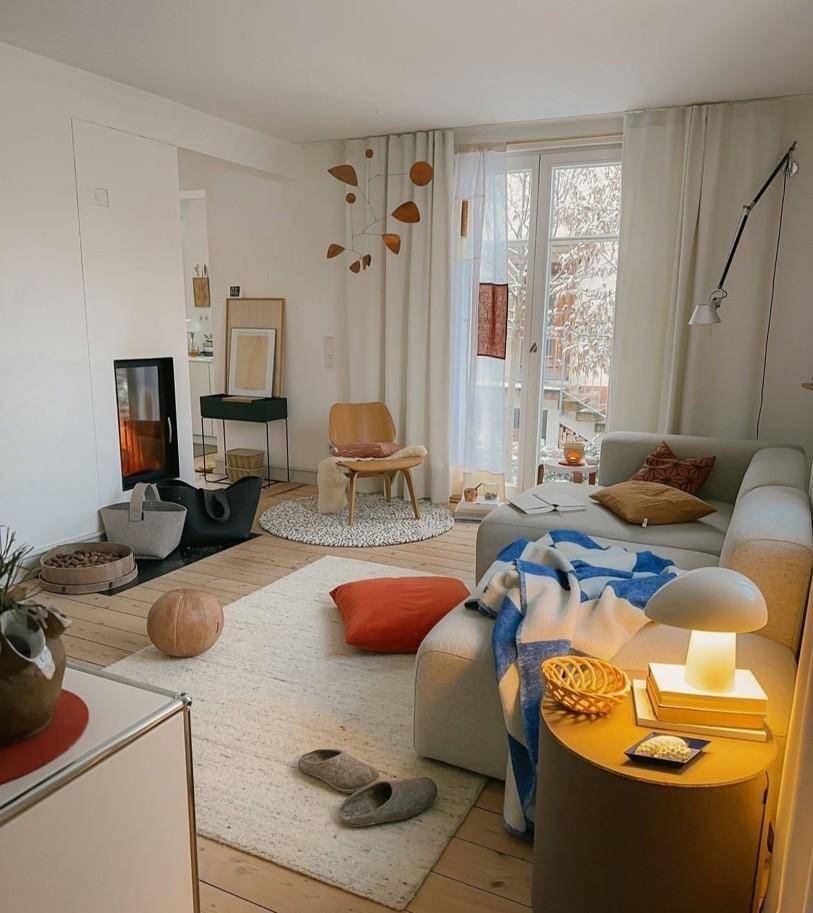 kaiyun网站：女服装设计师的家与缤纷纺织品和绿植相伴的时间美妙且柔软(图5)