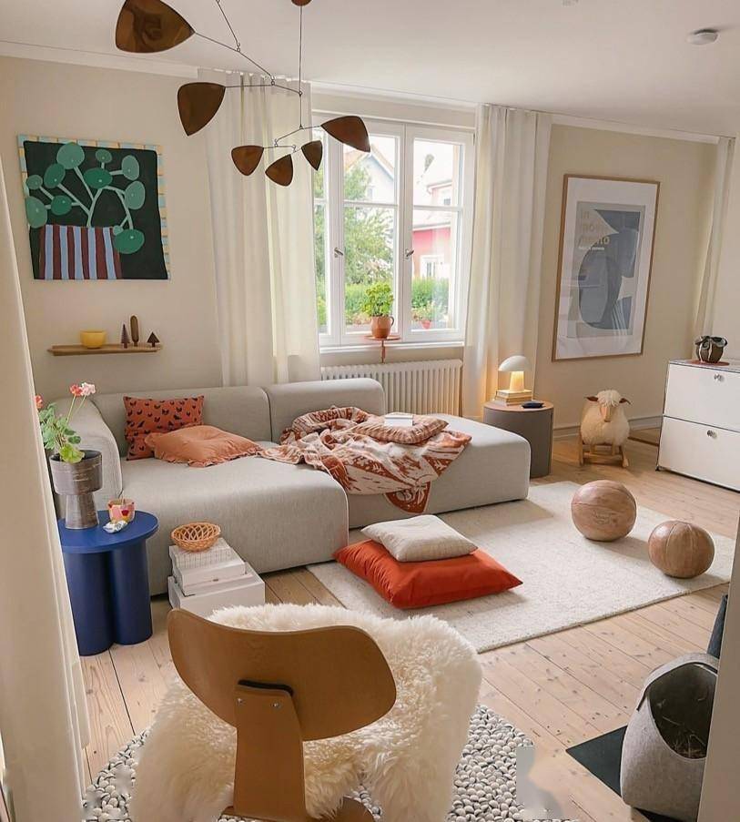 kaiyun网站：女服装设计师的家与缤纷纺织品和绿植相伴的时间美妙且柔软(图4)