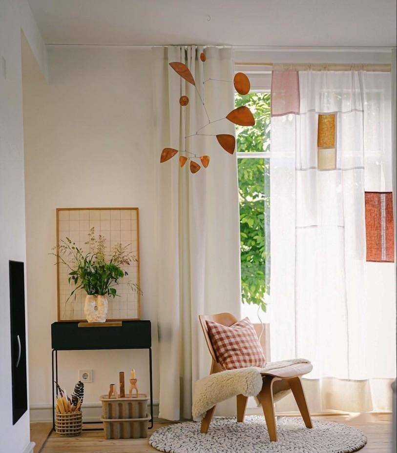 kaiyun网站：女服装设计师的家与缤纷纺织品和绿植相伴的时间美妙且柔软(图8)