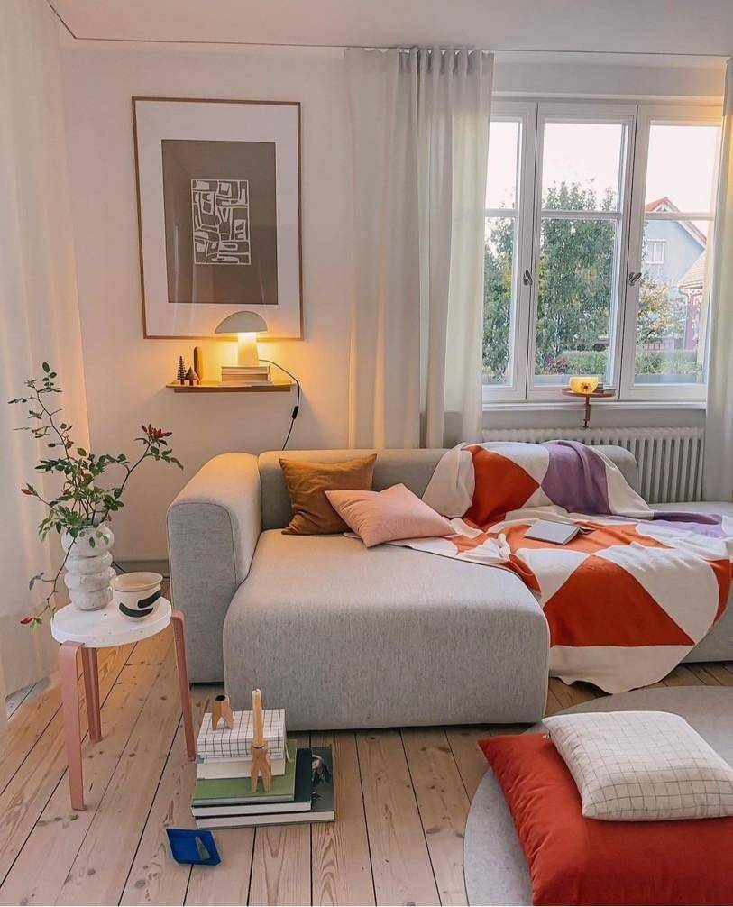 kaiyun网站：女服装设计师的家与缤纷纺织品和绿植相伴的时间美妙且柔软(图7)