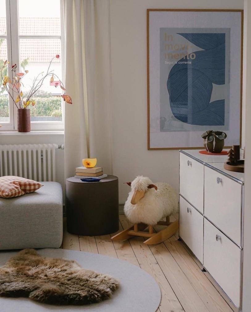 kaiyun网站：女服装设计师的家与缤纷纺织品和绿植相伴的时间美妙且柔软(图9)