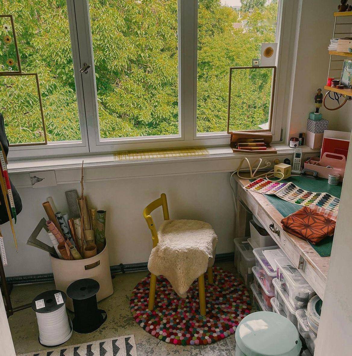 kaiyun网站：女服装设计师的家与缤纷纺织品和绿植相伴的时间美妙且柔软(图13)