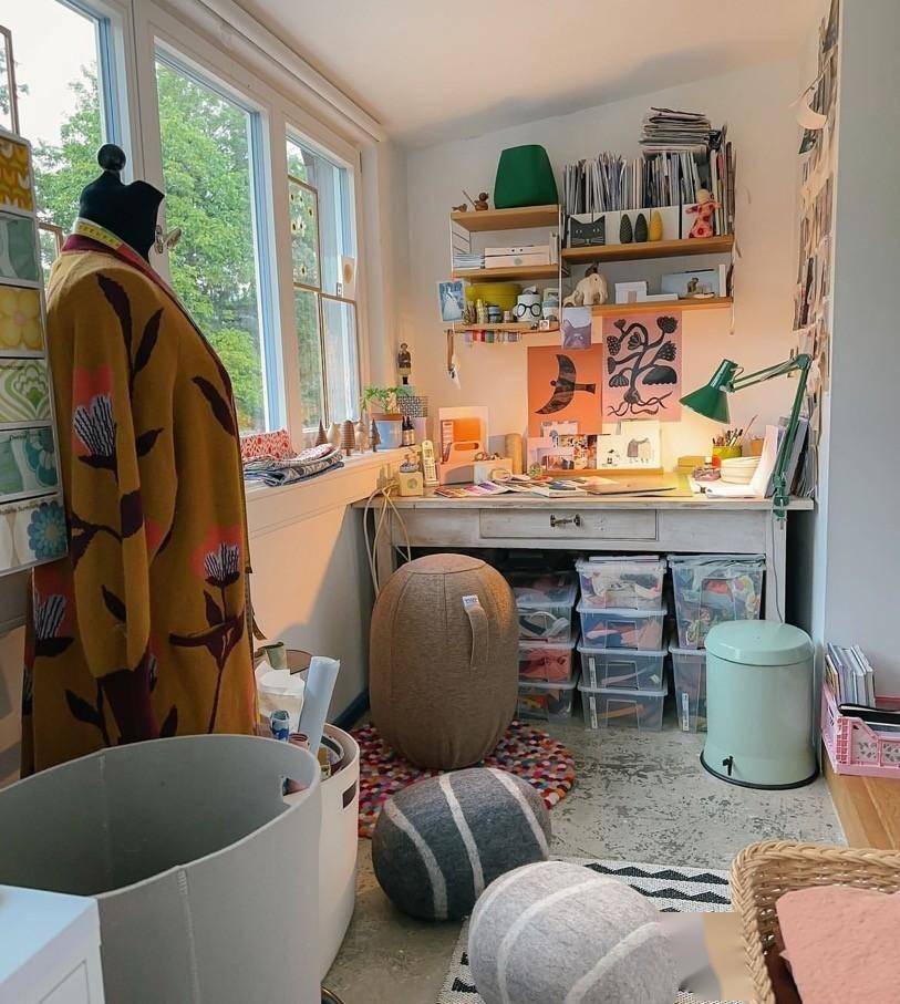 kaiyun网站：女服装设计师的家与缤纷纺织品和绿植相伴的时间美妙且柔软(图12)