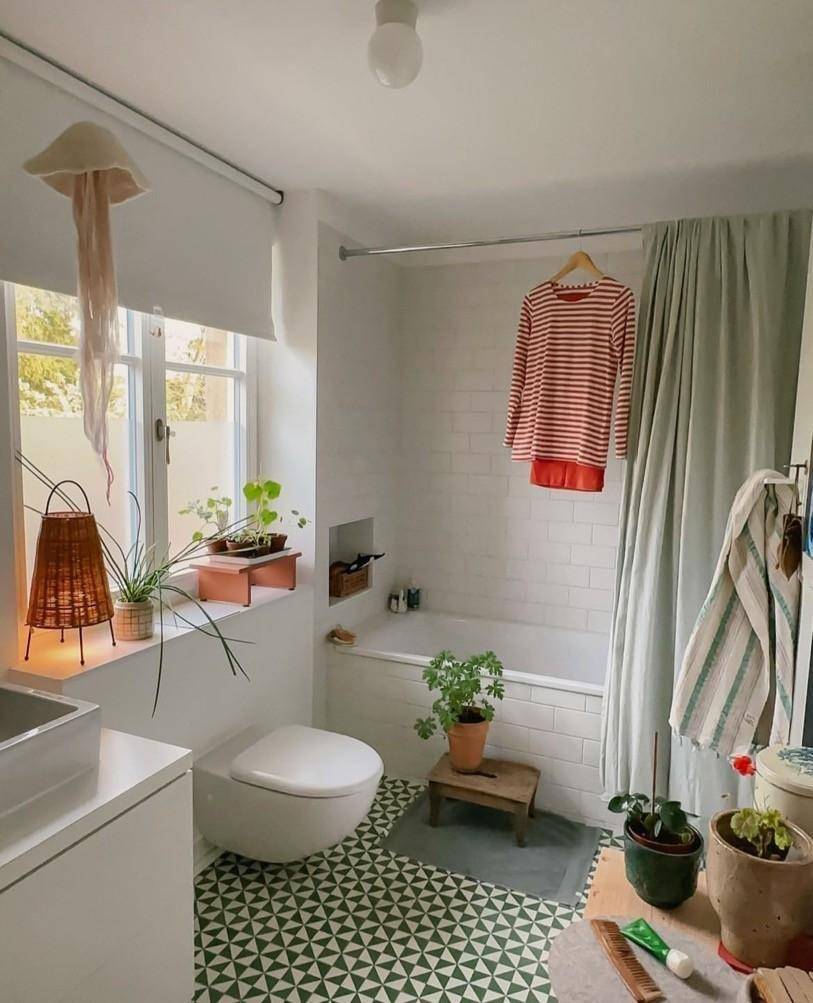 kaiyun网站：女服装设计师的家与缤纷纺织品和绿植相伴的时间美妙且柔软(图14)