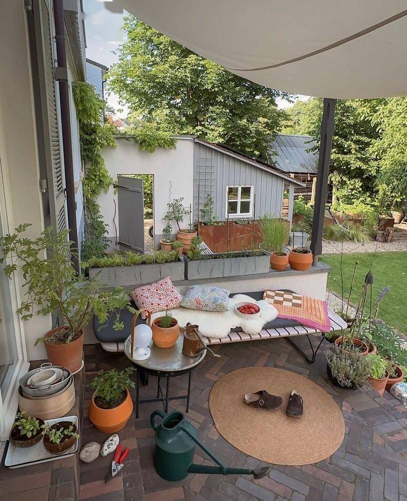 kaiyun网站：女服装设计师的家与缤纷纺织品和绿植相伴的时间美妙且柔软(图17)