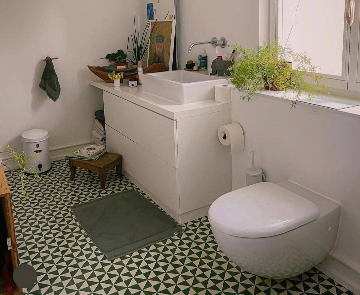 kaiyun网站：女服装设计师的家与缤纷纺织品和绿植相伴的时间美妙且柔软(图15)