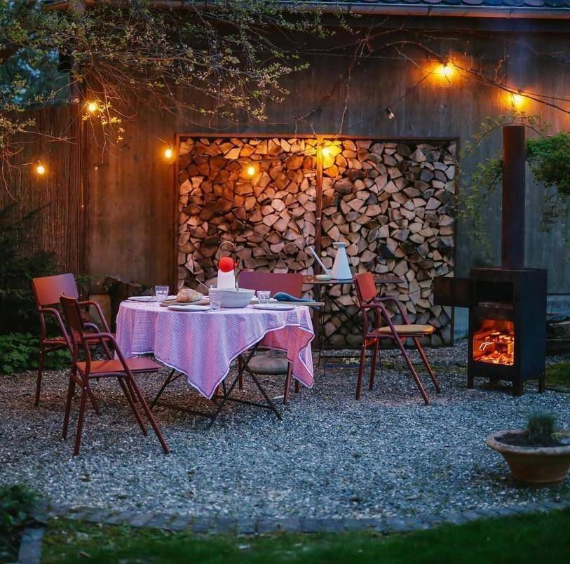 kaiyun网站：女服装设计师的家与缤纷纺织品和绿植相伴的时间美妙且柔软(图18)