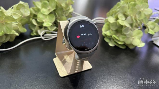 萤石推出智能家居AI主机！接入自研蓝海大模型智能手表抬手就能看血糖(图4)