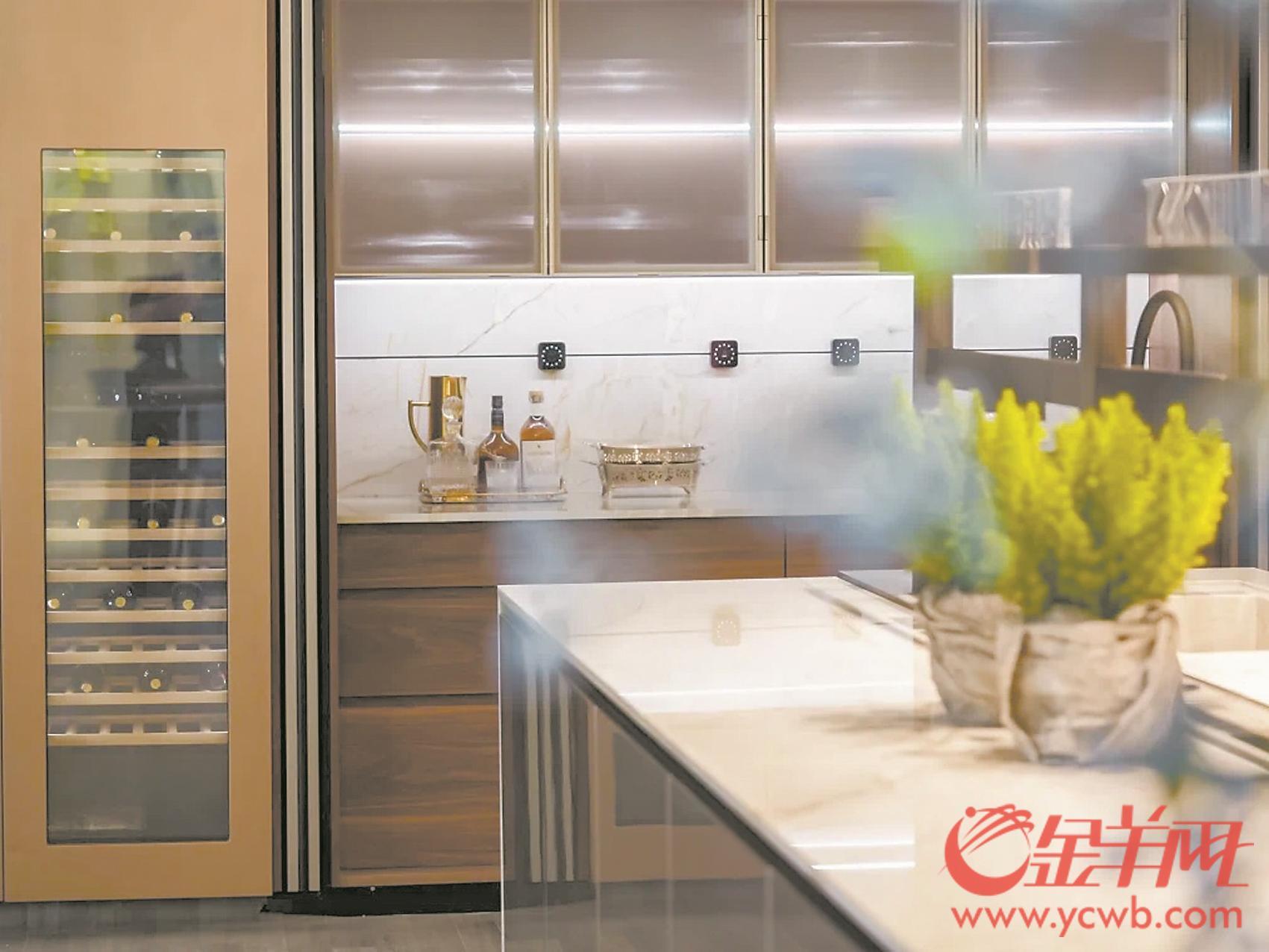 一回家就能“躺平”？当代年轻人偏爱智能家居