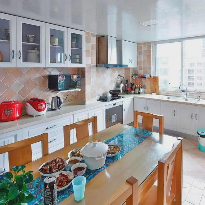 157㎡地中海复式阳台装修成健身房厨餐厅一体设计美观大方！(图3)