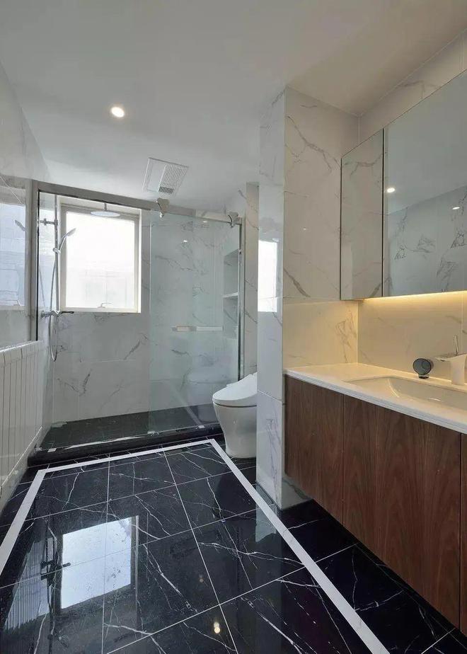 110㎡现代简约客厅这样设计显得非常宽阔！(图8)