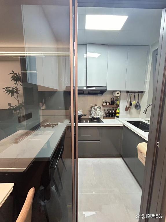 kaiyun网站：顺辉瓷砖·岩板品质装修实例｜简约而不简单的家居设计美学(图4)