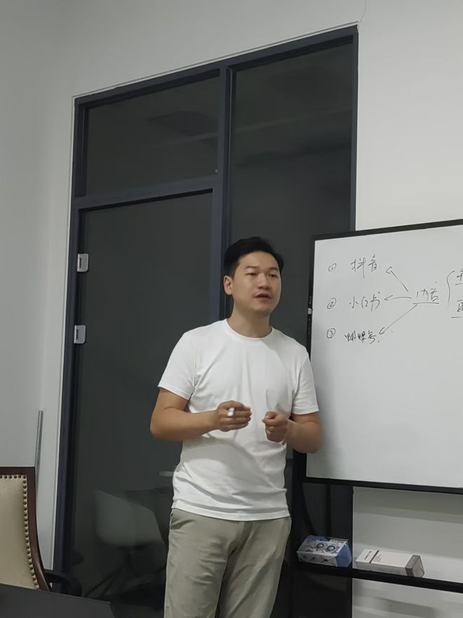 kaiyun网站：聚焦2024大家居行业总评榜-武汉设计进化委员会召开工作会议(图5)