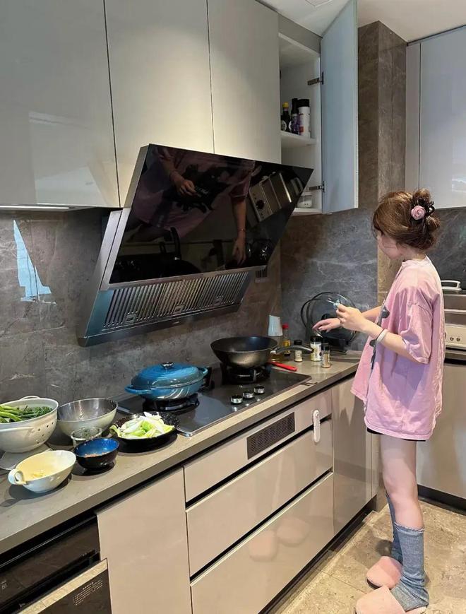 kaiyun：广东一女子卖掉深圳的房一家三口住进佛山233平米的家超大横厅高级感十足！(图8)