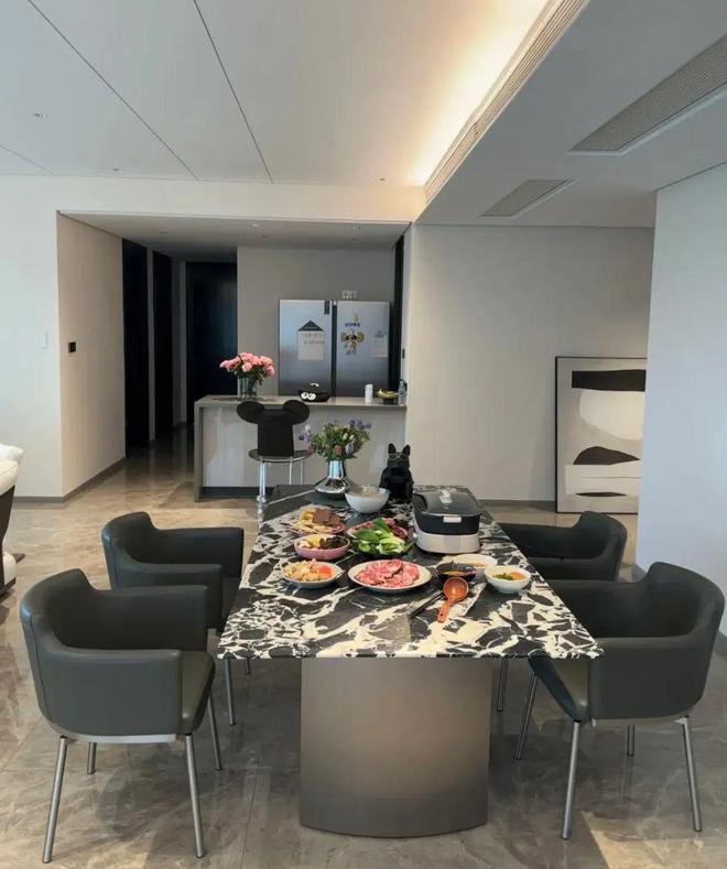 kaiyun：广东一女子卖掉深圳的房一家三口住进佛山233平米的家超大横厅高级感十足！(图5)