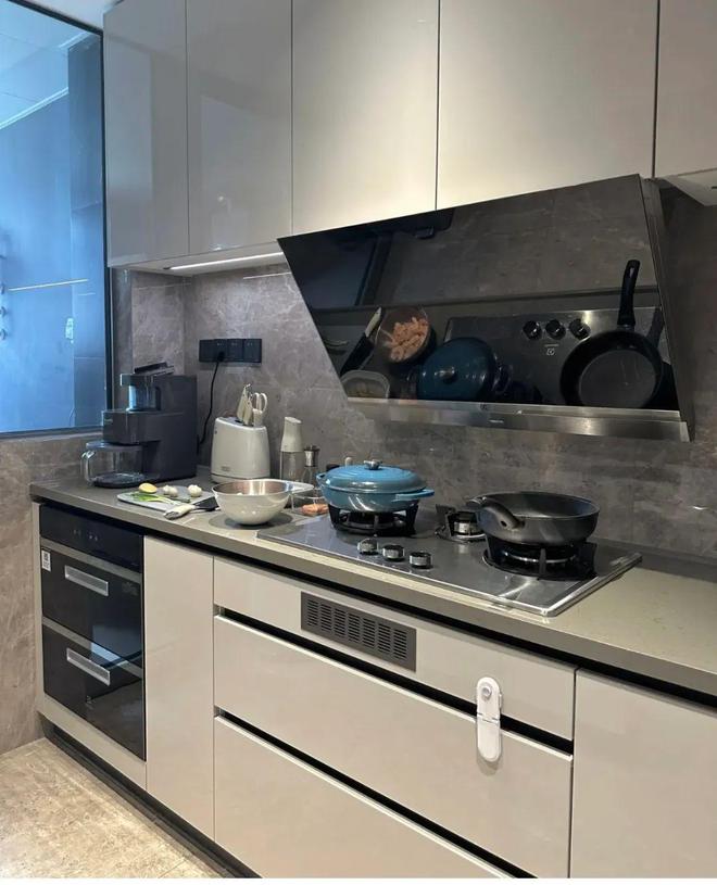 kaiyun：广东一女子卖掉深圳的房一家三口住进佛山233平米的家超大横厅高级感十足！(图9)