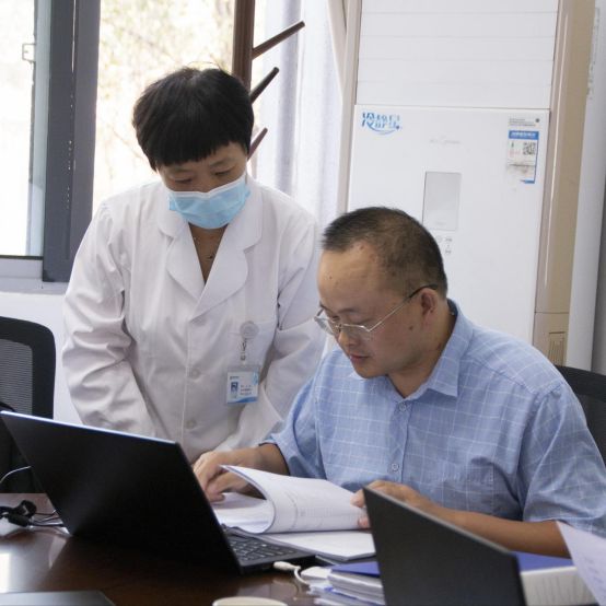 kaiyun网站：省市职业健康体检质量考核组领导对固始县中医院进行检查考核(图5)