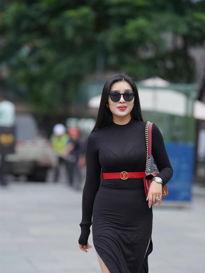 kaiyun入口：独特魅力黑带美女尽显曲线之美简约高跟鞋搭配开叉长裙惊艳全场(图2)