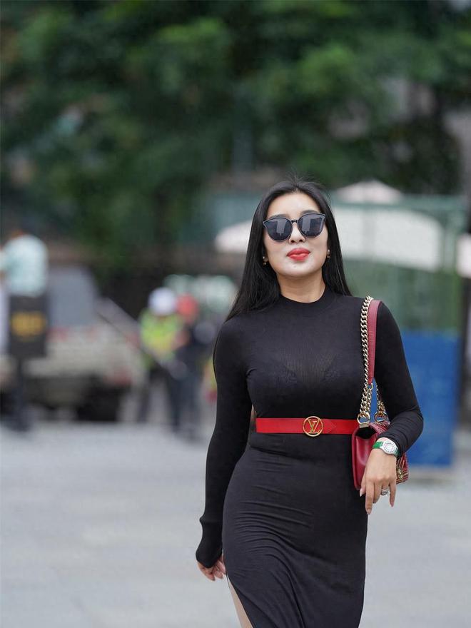 kaiyun入口：独特魅力黑带美女尽显曲线之美简约高跟鞋搭配开叉长裙惊艳全场(图3)