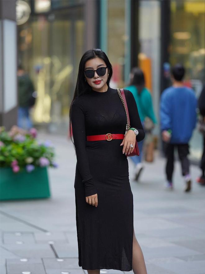 kaiyun入口：独特魅力黑带美女尽显曲线之美简约高跟鞋搭配