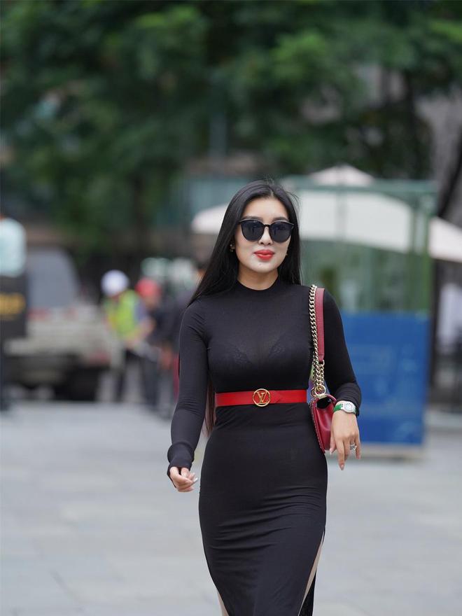 kaiyun入口：独特魅力黑带美女尽显曲线之美简约高跟鞋搭配开叉长裙惊艳全场(图4)